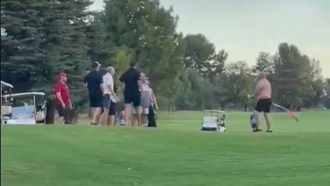 Golfer uses flag as a weapon in CRAZY FIGHT on a golf course